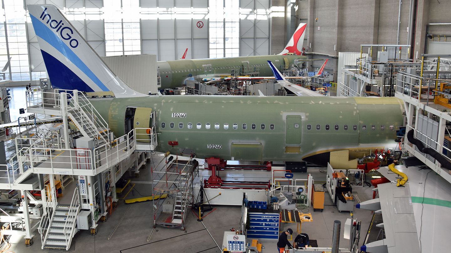 Blick in die Endmontagehalle der Produktionslinie 4 iin Finkenwerder: Durch die Coronakrise und die verzögerte Auslieferung wurde die Produktionsrate auch im Hamburger Airbus-Werk gedrosselt..