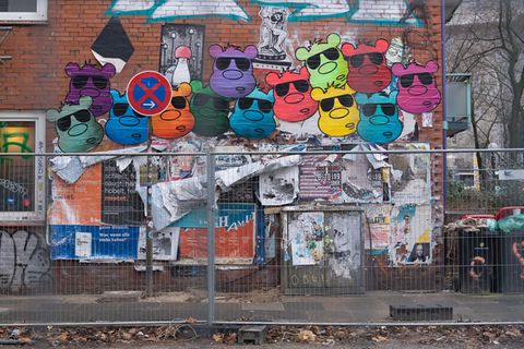 Eine abgerissene Plakatwand