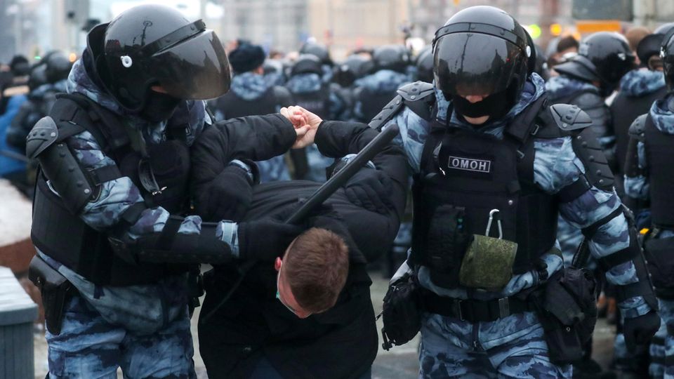 Proteste in Russland: Kräfte der Omon-Sondereinheit führen einen Demonstranten ab