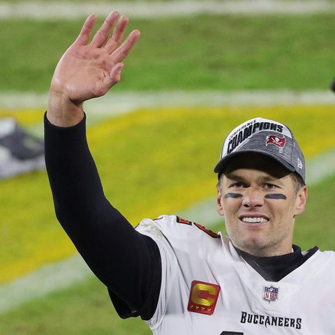 Tom Brady winkt