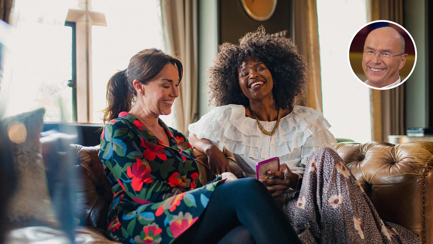 Dr.Dogs Ungleichgewicht in der Freundschaft – wie gehe ich mit dem Neid um? Zwei Frauen sitzen auf einem Sofa und lachen