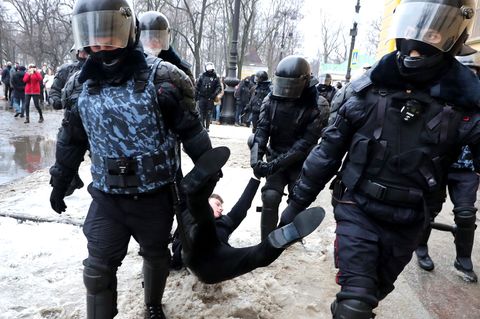 Proteste in Russland: In Sankt Petersburg wird ein Demonstrant mit Gewalt festgenommen 