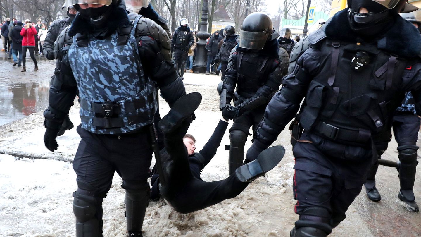 Proteste in Russland: In Sankt Petersburg wird ein Demonstrant mit Gewalt festgenommen 