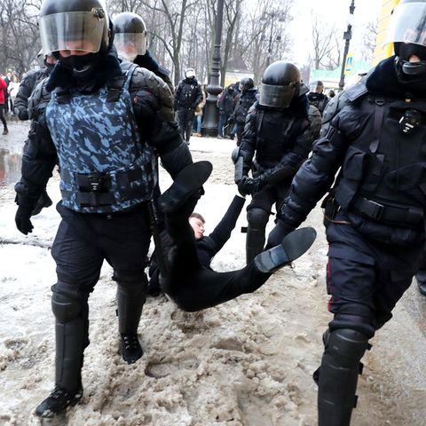 Proteste in Russland: In Sankt Petersburg wird ein Demonstrant mit Gewalt festgenommen 