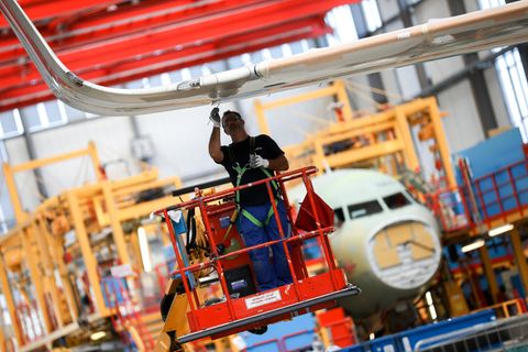 Einer der Endmontagelinien im Airbus-Werk in  Hamburg-Finkenwerder