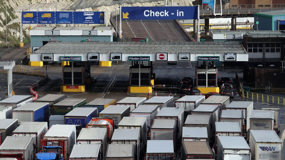 Lkw vor dem Hafen von Dover. Wegen des Brexit verlässt die Hälfte aller Lkw Großbritannien Richtung Festland ohne Ladung.