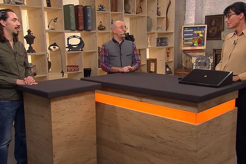 Bares für Rares: Besitzer Freyer. Moderator Horst Lichter, Expertin Heide Rezepa-Zabel stehen am Tisch