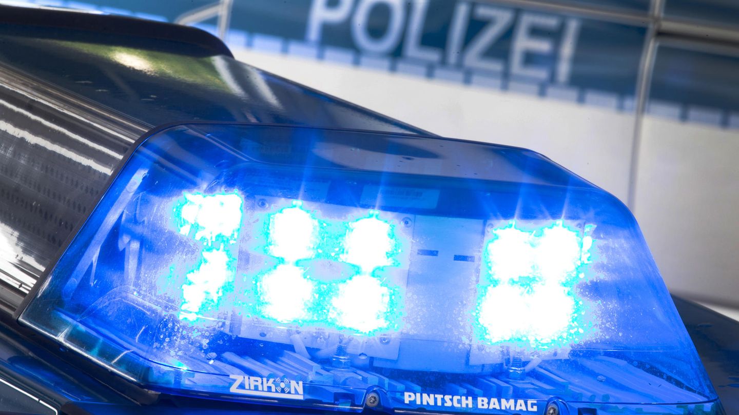 Ein Blaulicht leuchtet am auf dem Dach eines Polizeiwagens.