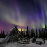 Zelt, Schlitten und Nordlichter: Dieses Foto entstand am Polarkreis bei dem Ort Salechard, der am Ufer des riesigen Stroms Ob in Russland liegt.