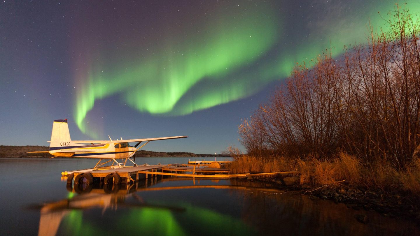 Bild 1 von 21 der Fotostrecke zum Klicken:  Eine vorübergehende Erscheinung am Winterhimmel sind die Polar- oder auch Nordlichter genannten Lichtspiele am Winterhimmel, wie hier an einem See in der endlosen Weite der kanadischen Northwest Territories.