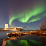 Eine vorübergehende Erscheinung am Winterhimmel sind die Polar- oder auch Nordlichter genannten Lichtspiele am Winterhimmel, wie hier an einem See in der endlosen Weite der kanadischen Northwest Territories.