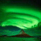 Der knapp 500 Meter aus dem Meer aufragende Kirkjufell gehört zu den markantesten Berggipfeln im Westen Islands.