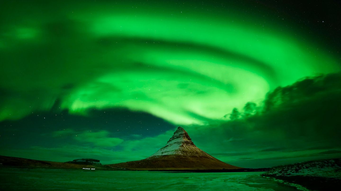 Der knapp 500 Meter aus dem Meer aufragende Kirkjufell gehört zu den markantesten Berggipfeln im Westen Islands.