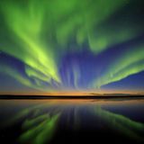 Im Ennadia Lake in Nunavut, dem Territorium im äußersten Nordwesten Kanadas, spiegelt sich das Nordlicht