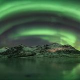 Auf diesem Bild aus Nordnorwegen konnte der Augenblick eines Lichtbogens eingefangen werden