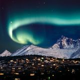 In klaren Winternächten sehen auch die Bewohner von Anchorage in Alaska das Himmelsschauspiel, wie hier über den Chugach Mountains.