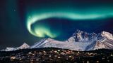 In klaren Winternächten sehen auch die Bewohner von Anchorage in Alaska das Himmelsschauspiel, wie hier über den Chugach Mountains.