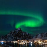 In Reine auf den Lofoten: Hier mischen sich Nordlicht, Berge und die Lichter der Zivilisation.