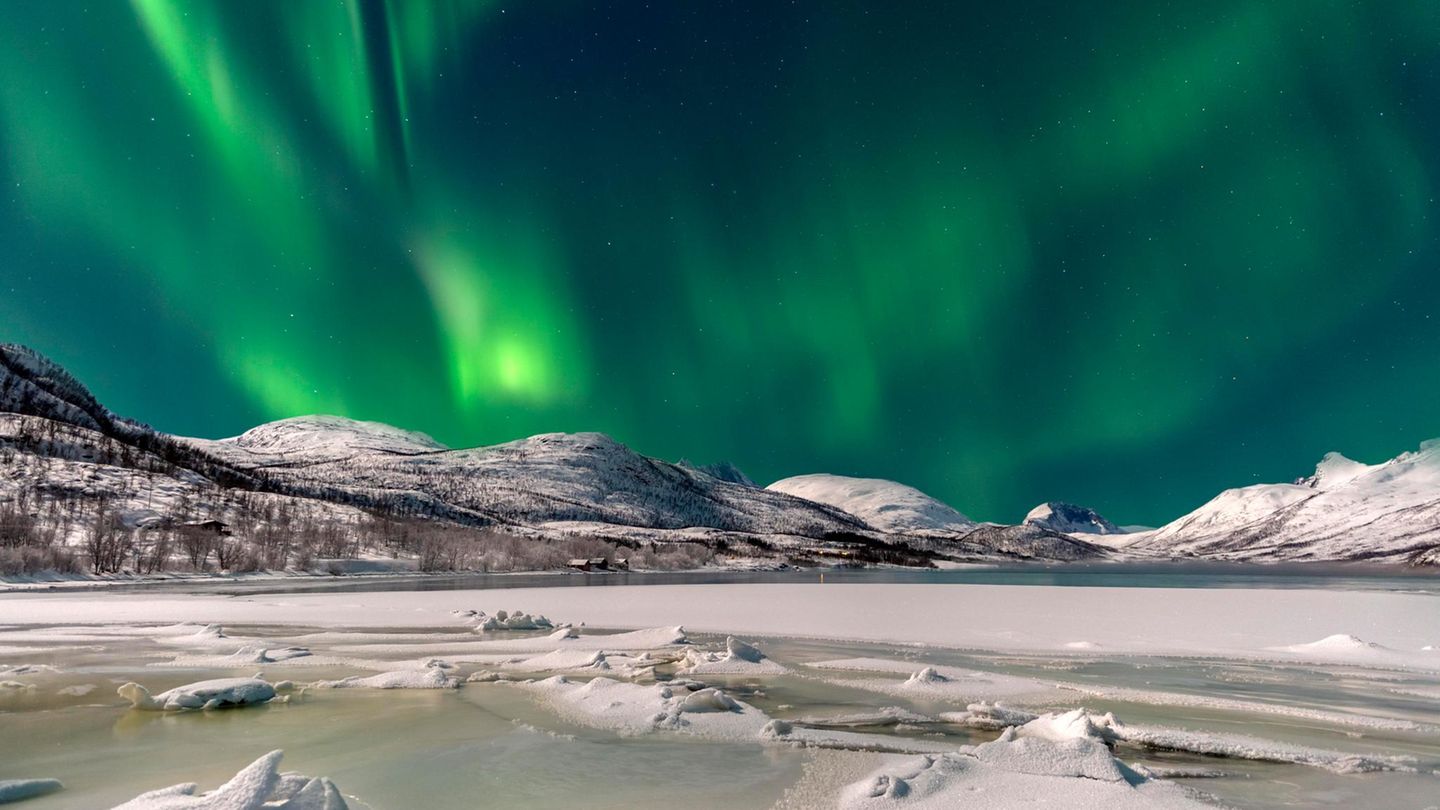 Winternacht bei Botnhamn, einem kleinen Dorf im norwegischen Landkreis Troms og Finnmark, mehr als 300 Kilometer nördlich des Polarkreises auf der Insel Senja.