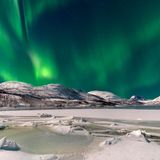 Winternacht bei Botnhamn, einem kleinen Dorf im norwegischen Landkreis Troms og Finnmark, mehr als 300 Kilometer nördlich des Polarkreises auf der Insel Senja.