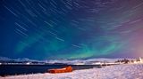 So sieht der Himmel bei einer Langzeitbelichtung über Tromsø aus: Die Sterne hinterlassen Strichspuren.