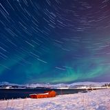 So sieht der Himmel bei einer Langzeitbelichtung über Tromsø aus: Die Sterne hinterlassen Strichspuren.