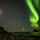 Wie ein breiter, verschwommener Blitz wirkt dieses Nordlicht, das an der Küste Norwegens mit der Kamera eingefangen wurde.