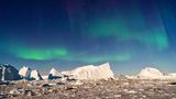 Eisberge und Nordlicht: Diese Kombination wurde in Ilulissat, einer Ortschaft an der Westküste von Grönland aufgenommen.