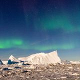 Eisberge und Nordlicht: Diese Kombination wurde in Ilulissat, einer Ortschaft an der Westküste von Grönland aufgenommen.