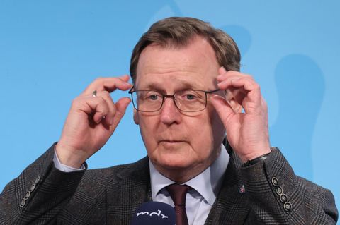 Bodo Ramelow fasst sich an die Brille