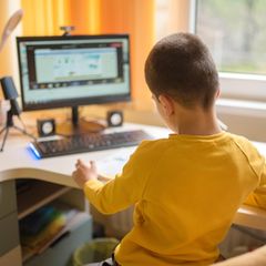 Ein Kind lernt am Computer für die Schule. Ohne einen PC für Schüler wäre das nicht möglich.