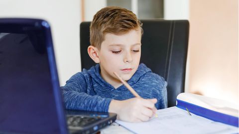 Ein Kind lernt am Computer für die Schule. Ohne einen PC für Schüler wäre das nicht möglich.