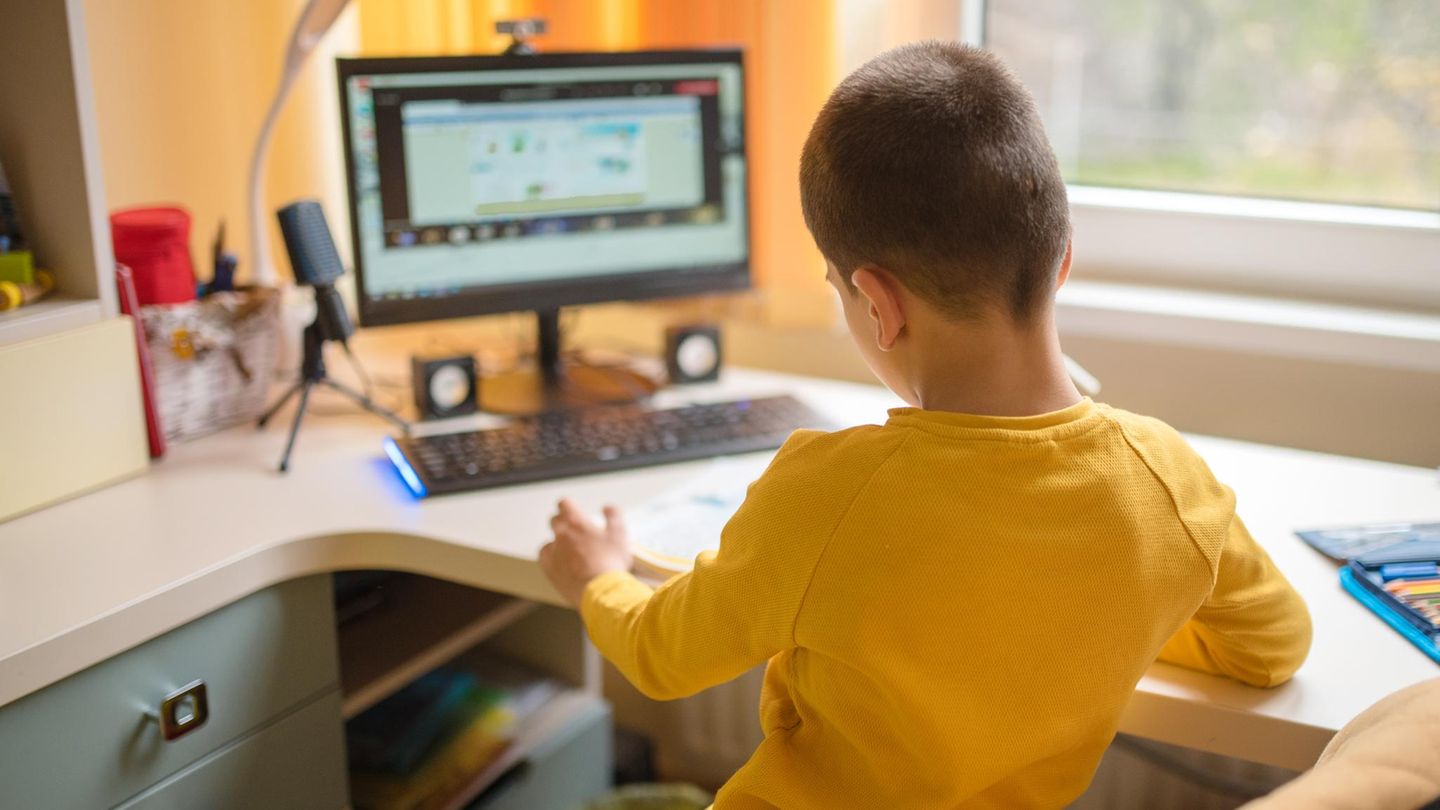 Ein Kind lernt am Computer für die Schule. Ohne einen PC für Schüler wäre das nicht möglich.