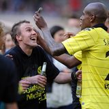 Kevin Großkreutz lässt sich von Felipe Santana den Kopf rasieren