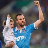 Weiter ging es in Darmstadt und zuletzt beim inzwischen insolventen Drittligisten Uerdingen, von dem er sich bereits im Herbst vergangenen Jahres wieder trennte (hier geht er nach der DFB-Pokal-Erstrundenpartie gegen – ausgerechnet – den BVB mit seiner Tochter Leonie auf dem Arm zu den Dortmund-Fans). Nun ist also Schluss für Großkreutz – als Profi. Wahrscheinlich in der Westfalenliga beim TuS Bövinghausen soll es weitergehen. "Jetzt möchte ich im Amateursport, wo ich hergekommen bin, mit Freunden die nächste Geschichte schreiben", so Großkreutz. "Da freue ich mich drauf."