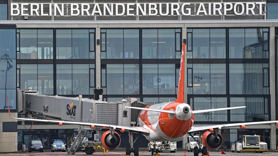  Ein Passagierflugzeug von Easyjet steht an einem Gate am Terminal 1 vom Hauptstadtflughafen Berlin Brandenburg Willy Brandt