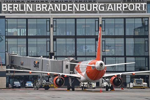  Ein Passagierflugzeug von Easyjet steht an einem Gate am Terminal 1 vom Hauptstadtflughafen Berlin Brandenburg Willy Brandt