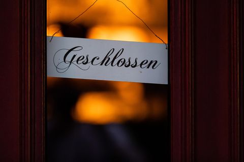 Ein Schild mit der Aufschrift «Geschlossen» hängt an der Eingangstür eines geschlossenen Restaurants