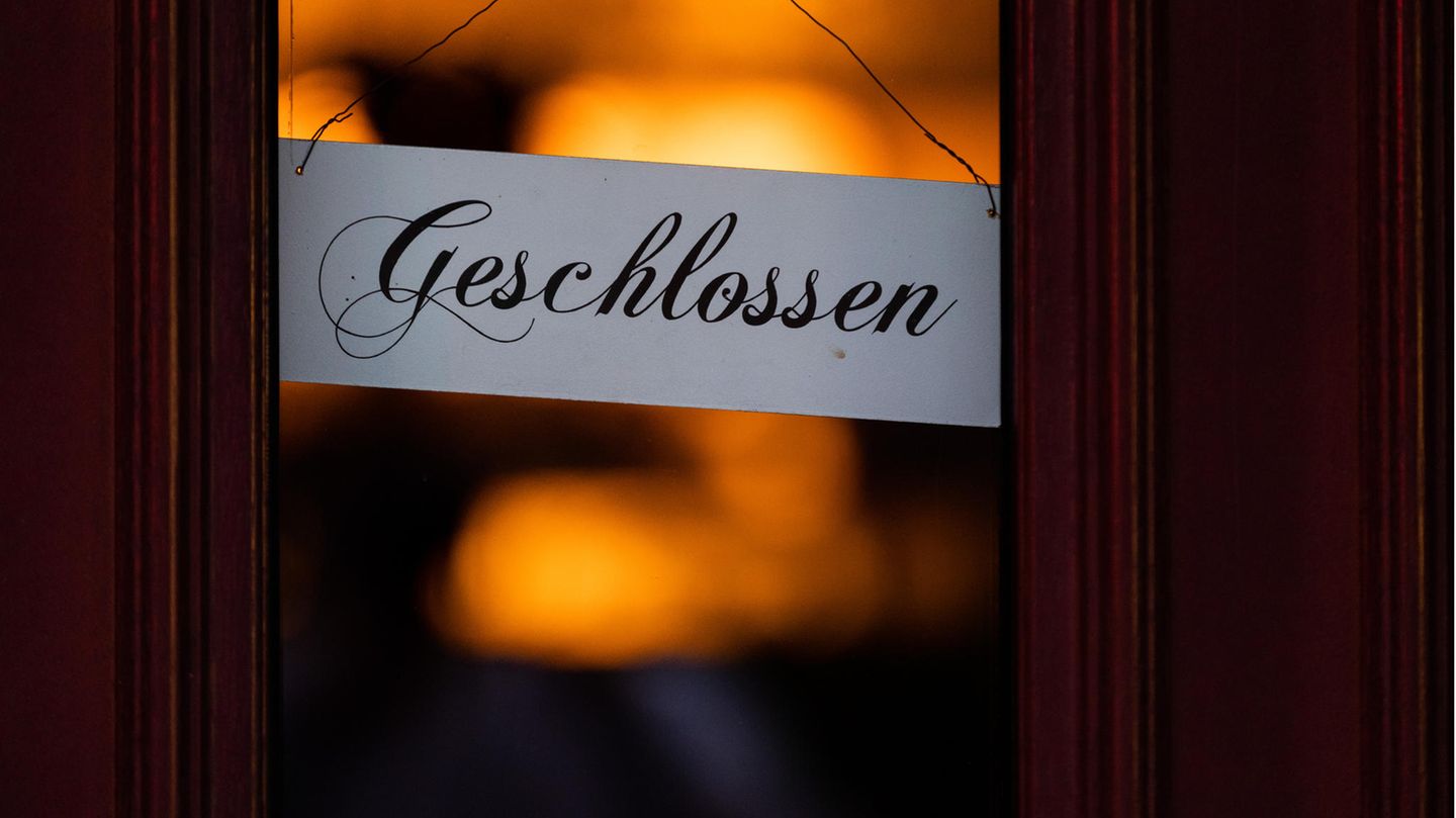 Ein Schild mit der Aufschrift «Geschlossen» hängt an der Eingangstür eines geschlossenen Restaurants