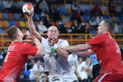 : Rückraumspieler Paul Drux läuft sich in der polnischen Deckung fest