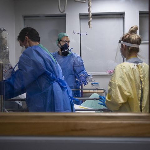 Ärzte behandeln einen Covid-19-Patienten