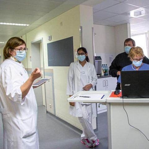 Klinik-Leiterin Raab (l.) in einer Teambesprechung