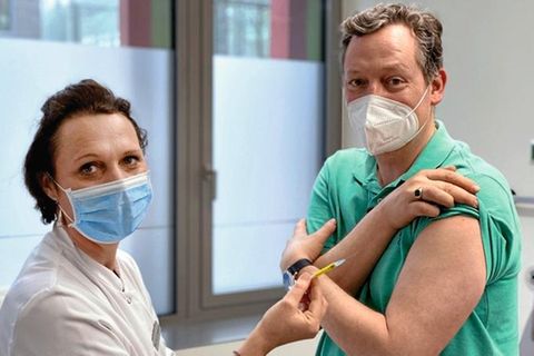 Das Klinikum der Universität Köln suchte Impfprobanden, Eckart von Hirschhausen wurde einer von ihnen.