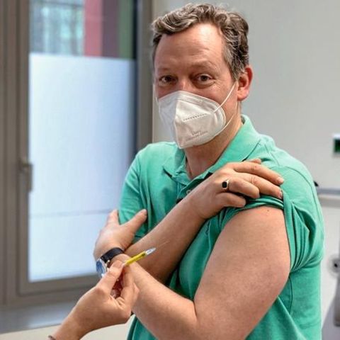 Das Klinikum der Universität Köln suchte Impfprobanden, Eckart von Hirschhausen wurde einer von ihnen.