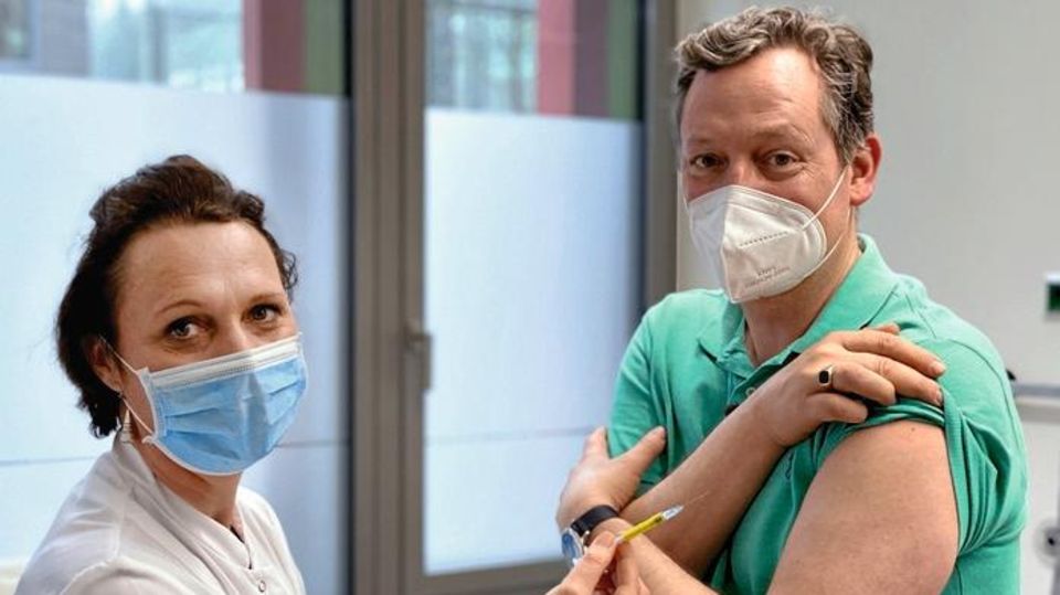 Das Klinikum der Universität Köln suchte Impfprobanden, Eckart von Hirschhausen wurde einer von ihnen.