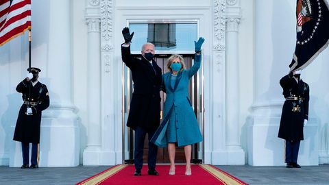 US-Präsident Joe Biden und First Lady Jill Biden vor dem Weißen Haus in Washington