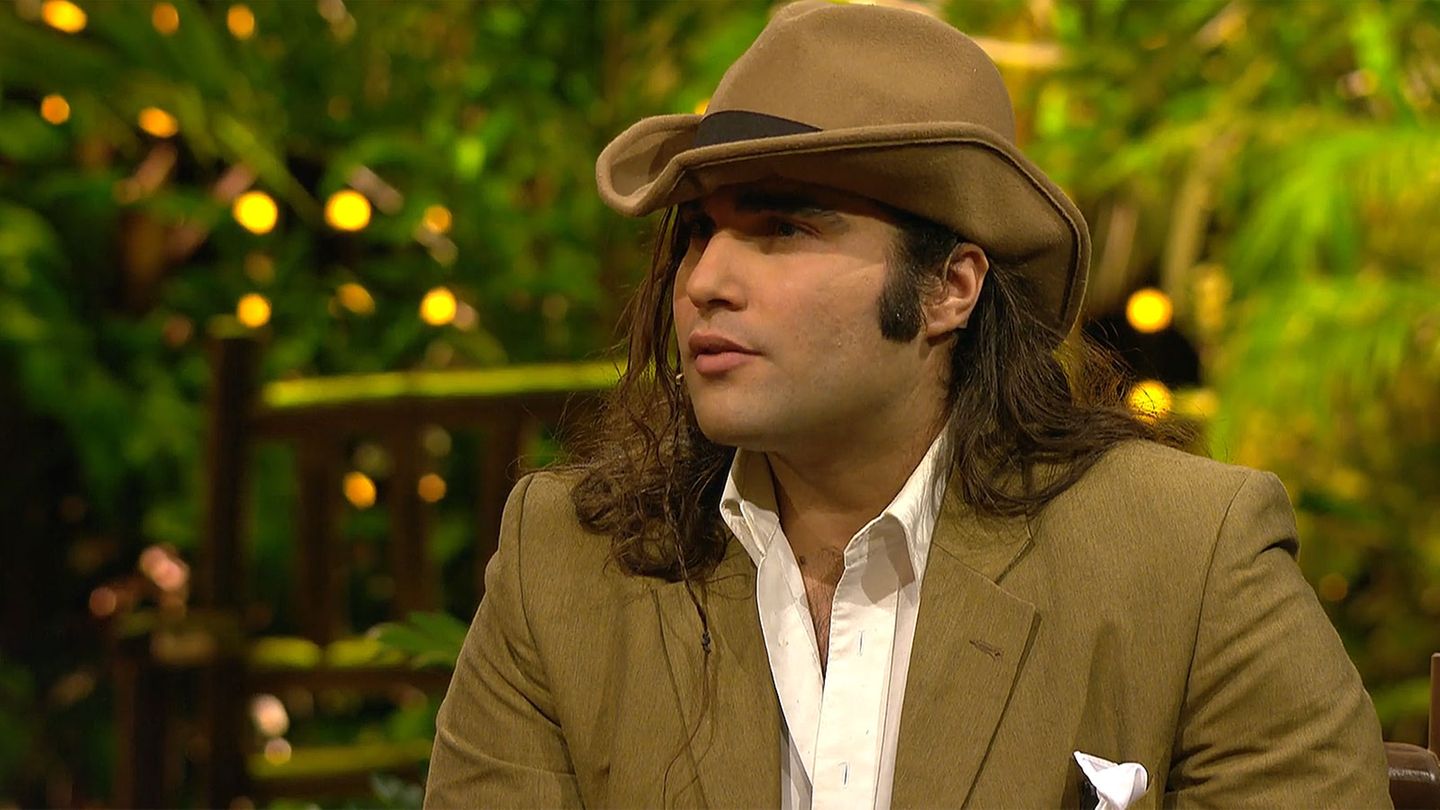 Mit Cowboyhut und langen Haaren: David Ortega Arenas als Gast in der Dschungelshow