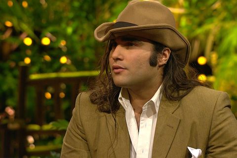 Mit Cowboyhut und langen Haaren: David Ortega Arenas als Gast in der Dschungelshow