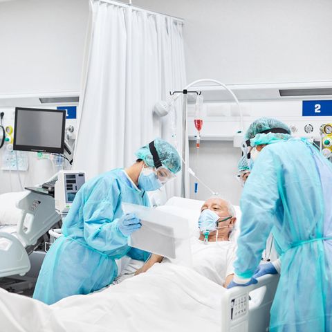 Ärzte und Pfleger kümmern sich um Patienten auf einer Intensivstation