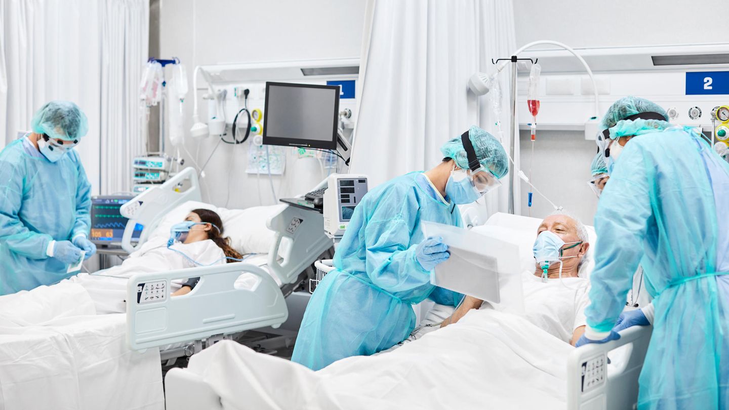Ärzte und Pfleger kümmern sich um Patienten auf einer Intensivstation